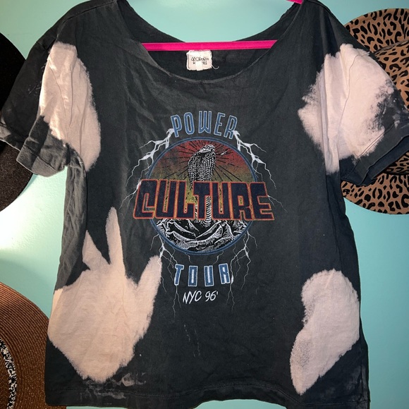 BUCKLE GRAPHIC TEE - Picture 1 of 2